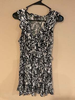 Forever 21 XXI Black and White Abstract Print Ruffle Surplice Dress